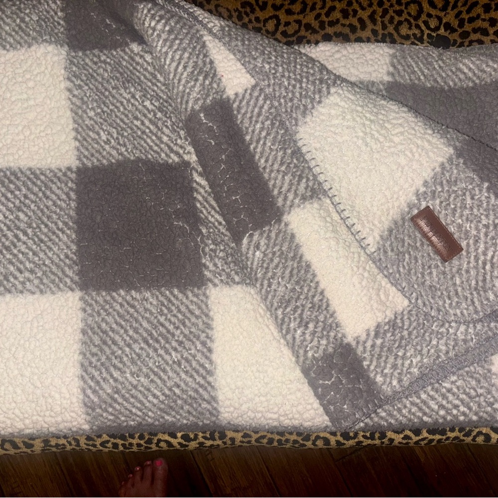 Pendleton Soft Gray and Cream Checkered Blanket - Picture 2 of 5